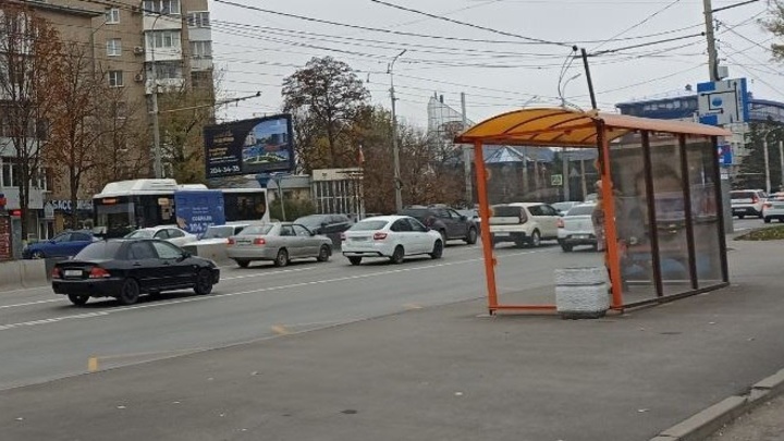 Нет денег в бюджете: В Ростове на остановках демонтировали табло с маршрутами для пассажиров