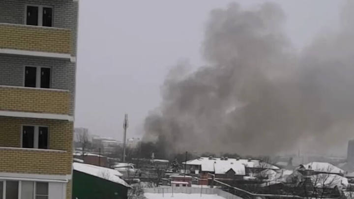 В Краснодаре спасатели тушат пожар в 1000 квадратных метров