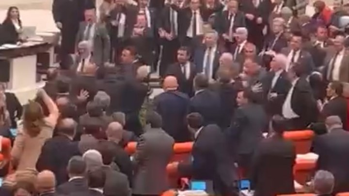 В турецком парламенте произошла вторая за месяц драка из-за громкого оскорбления