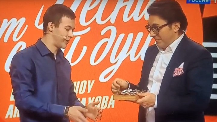 Новосибирский гармонист Семёнов подарил Малахову сушёных ельцов и вязаные носки