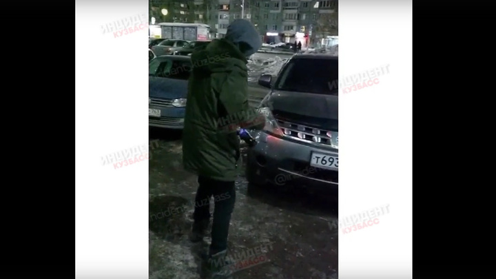 Малолетние вандалы расписали кемеровский ТЦ “Радуга”
