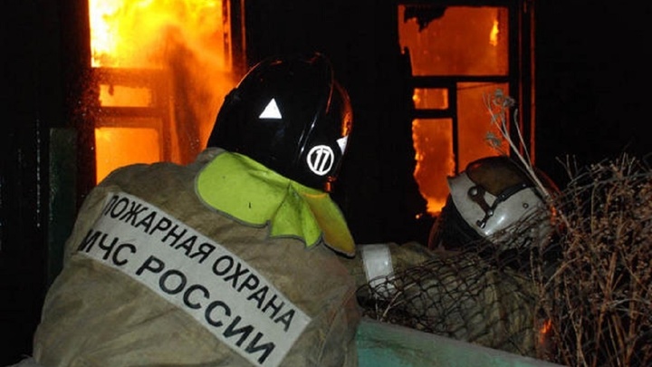 В Раменском на пожаре молодая женщина прыгнула из окна и сломала позвоночник