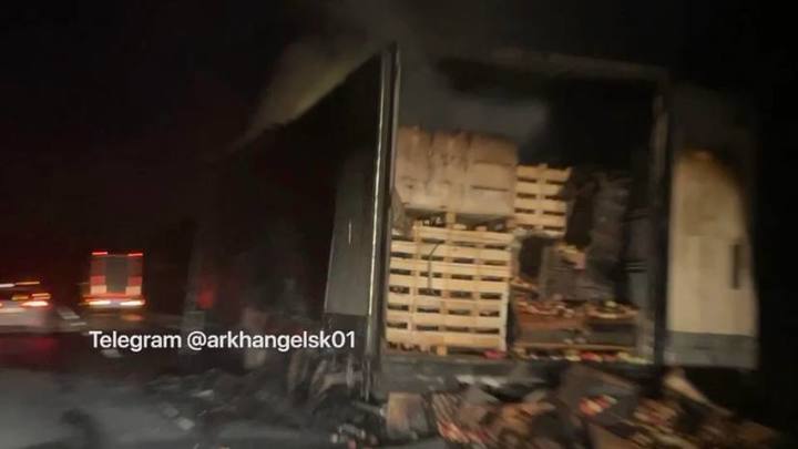 На трассе М8 загорелась фура с фруктами