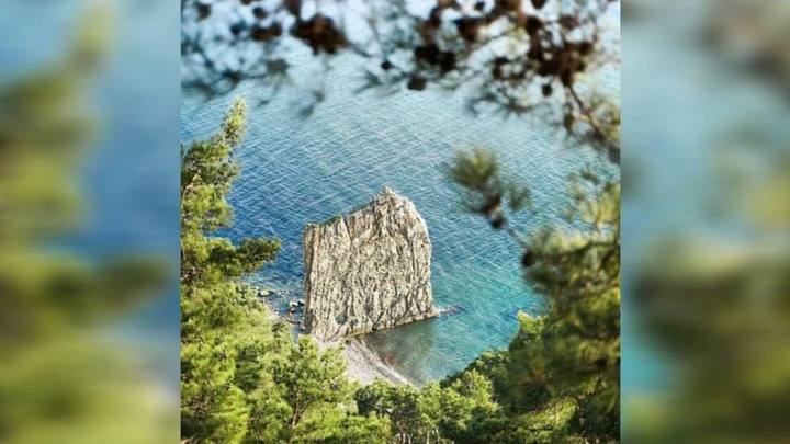 В Геленджике туристы сорвались с 7-метровой высоты в районе скалы Парус