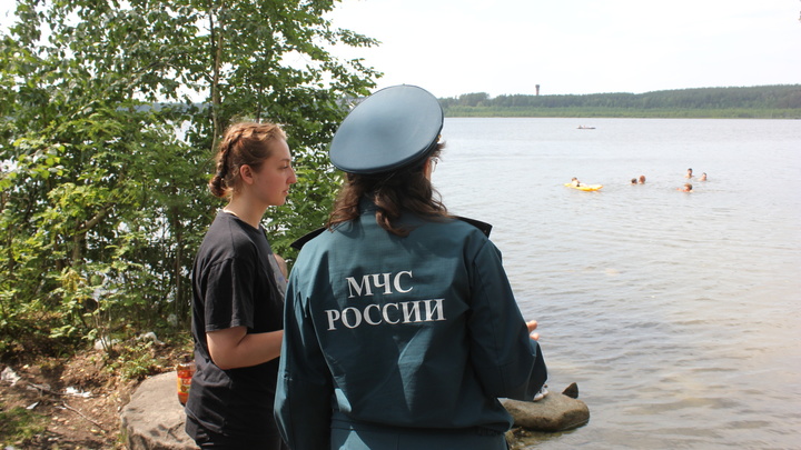 На Урале спасатели оштрафовали отдыхающих на берегу и предупредили об опасности
