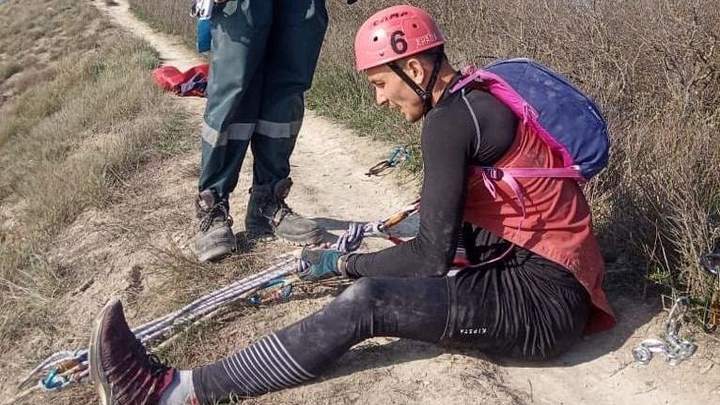 В Анапе турист застрял на обрыве над морем