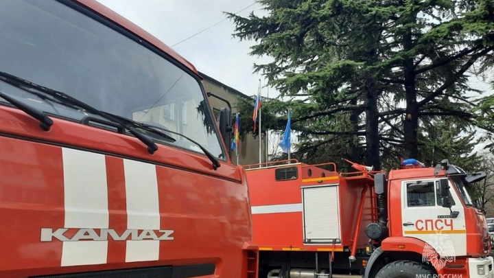 В Тимашевске ветром повредило кровлю на зданиях СТО и автомагазина