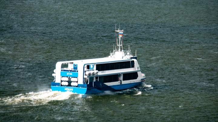 Теплоход Чайка с пассажирами сел на мель в Финском заливе