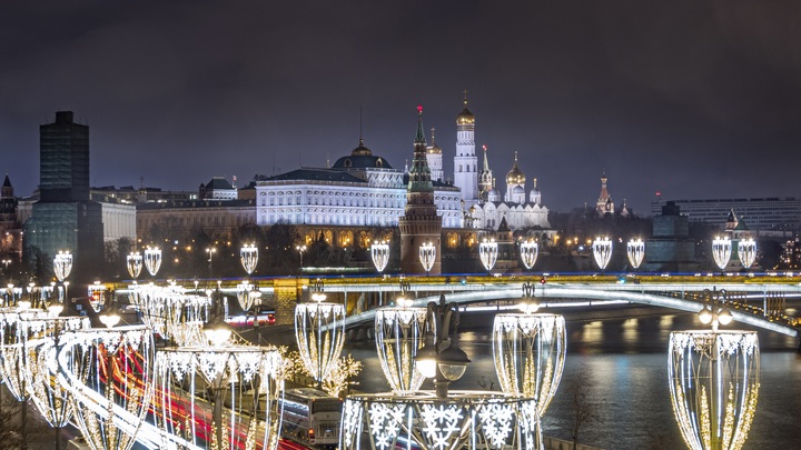 БПЛА сбиты: Очевидцы засняли дым после ночной атаки на Кремль