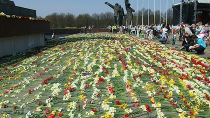Жители Риги воюют с мэрией города за право чтить советских воинов-освободителей