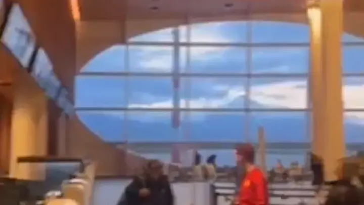 Момент сильного землетрясения сняли на видео в аэропорту Камчатки