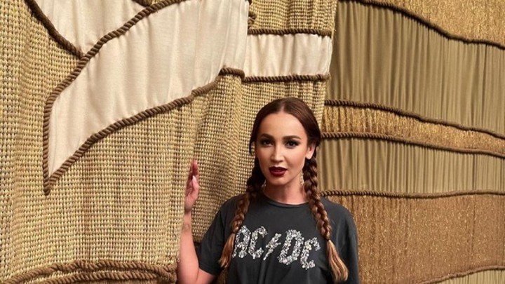 Воет и пытается играть. Бузова на сцене МХАТа возмутила театралов