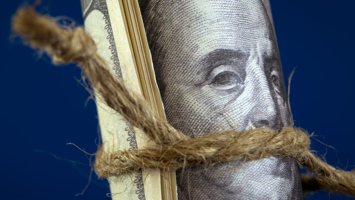 Валютная дыра грозит очередным падением рубля - эксперт