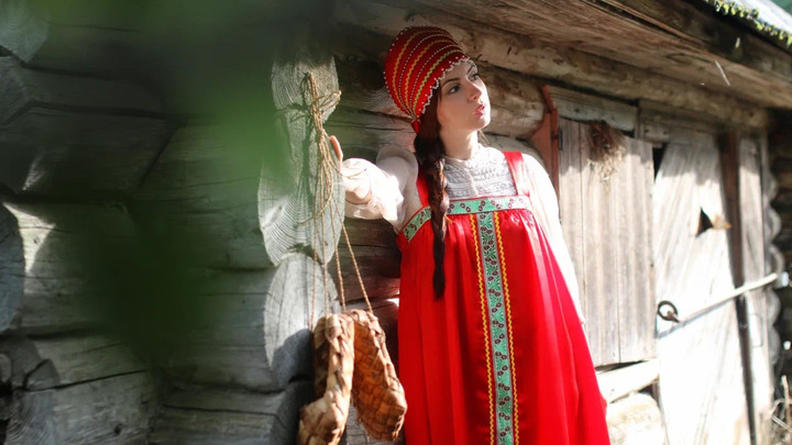 За флаг и кокошник - под арест: Русской девушке запретили быть патриоткой на Красной площади