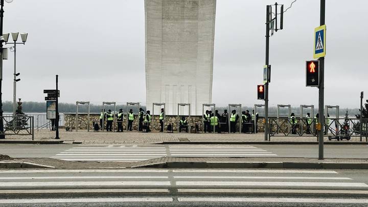 В Самаре на набережной около монумента Ладья поставили рамки и выставили дежурных