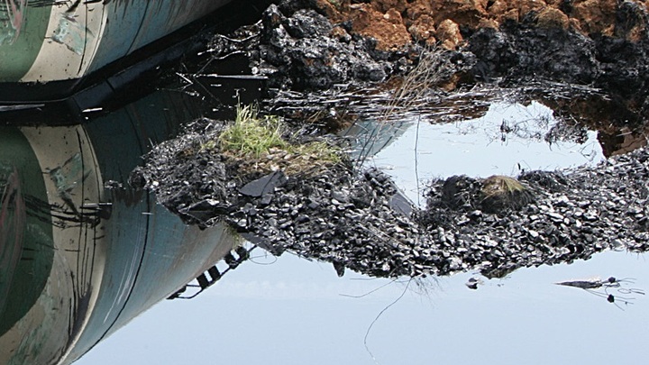 Около 10 тонн нефти расплескалось вокруг скважины в НАО. К месту даже не могут подлететь