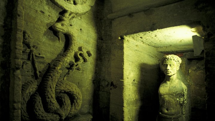 Археологи в Египте нашли монеты времён Клеопатры и бюст загадочной царицы