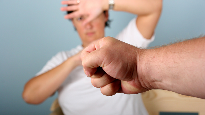 В Балашихе мать избили на детской площадке агрессивный бородач и его женщина - очевидцы