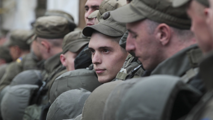 Военкор Коц показал видео с героями Азова*, покидающими Азовсталь