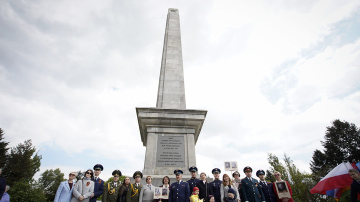 Четыре буквы красной краской: Поляки осквернили русское кладбище в Варшаве