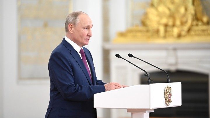 Обращался в архивы: В Кремле рассказали, как Путин пишет украинскую статью