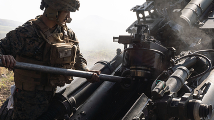 Украинские солдаты бросают американские гаубицы M777 при отступлении