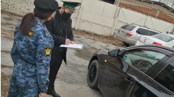 За день - 4,8 миллиона: В Анапе приставы за долги арестовали семь машин и имущество должников