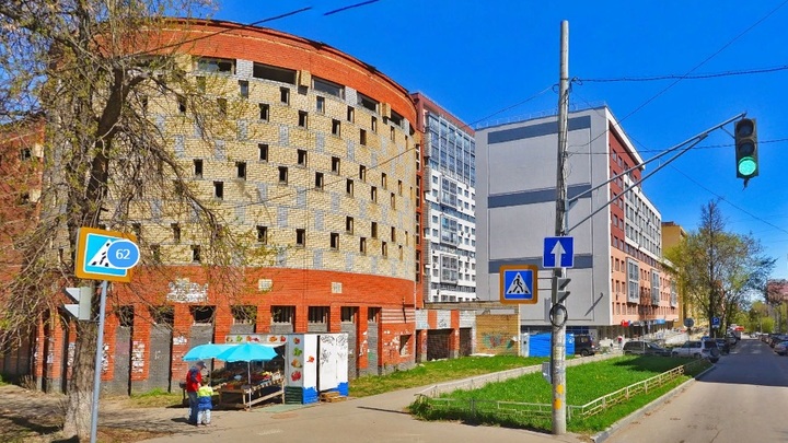 Недостроенную пятиуровневую парковку за ТЦ Этажи признали опасной для жизни нижегородцев Недостроенную пятиуровневую парковку за ТЦ Этажи признали опасной для жизни нижегородцев