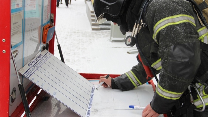Чёрные клубы дыма и языки пламени: В Электростали огонь поглотил мебельный склад
