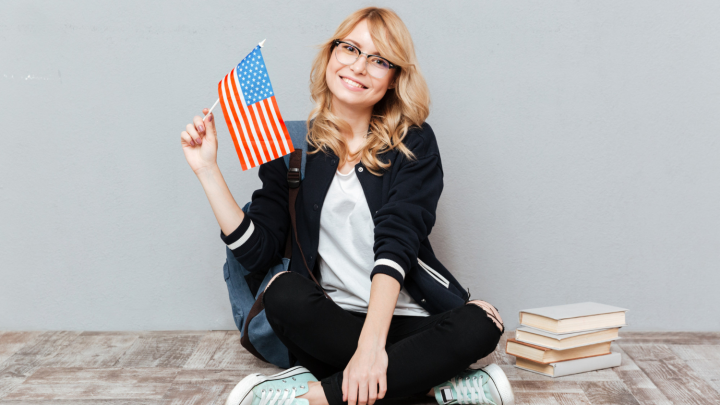 22-летняя помощница учителя забеременела от 15-летнего школьника