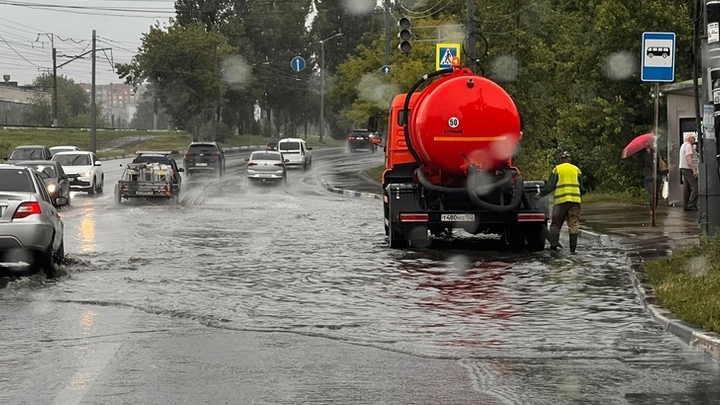 В Нижнем Новгороде дождевую воду откачивает спецтехника