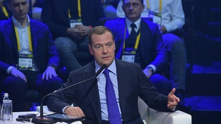 Чем занимается единственный наследник Дмитрия Медведева и почему часто бывает в недружественной стране