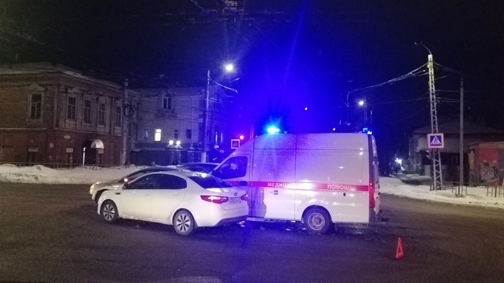 В Иванове перевозившая больного карета скорой помощи угодила в ДТП