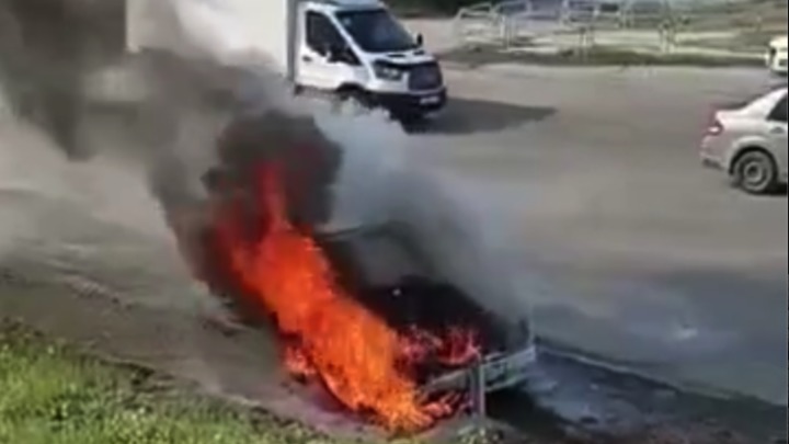 В Челябинской области автомобиль сгорел дотла на глазах у владельца