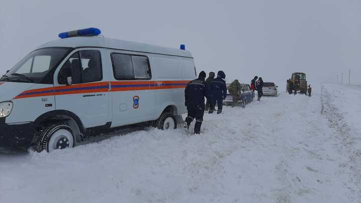 Семь человек спасли на заснеженной трассе в Ростовской области