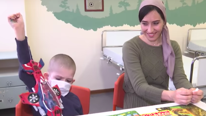 Мальчик умирал, а маме говорили просто потничка: История удивительного спасения крохи Мусы русскими врачами