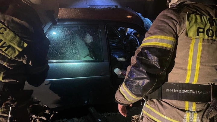 Пассажирский поезд снёс легковушку в Усть-Лабинском районе: водитель авто погиб