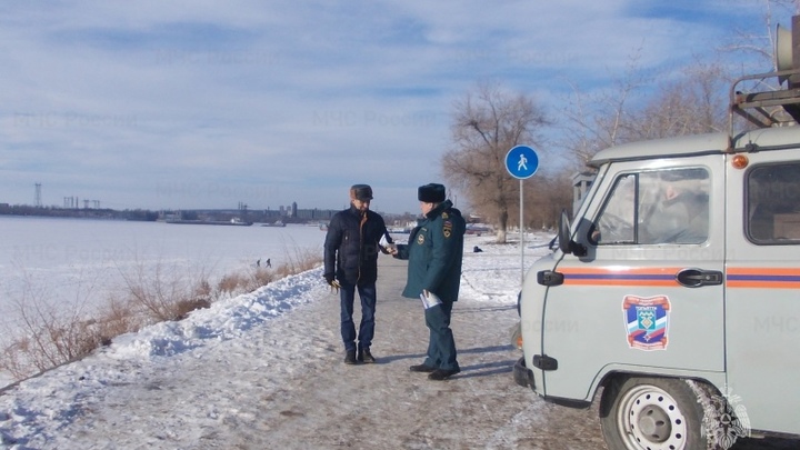 Спасатели напомнили об опасности подледной рыбалки и прогулок по Волге в Самарской области