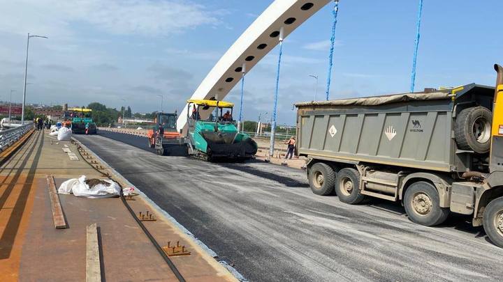 В Краснодаре на новом Яблоновском мосту приступили к укладке асфальта