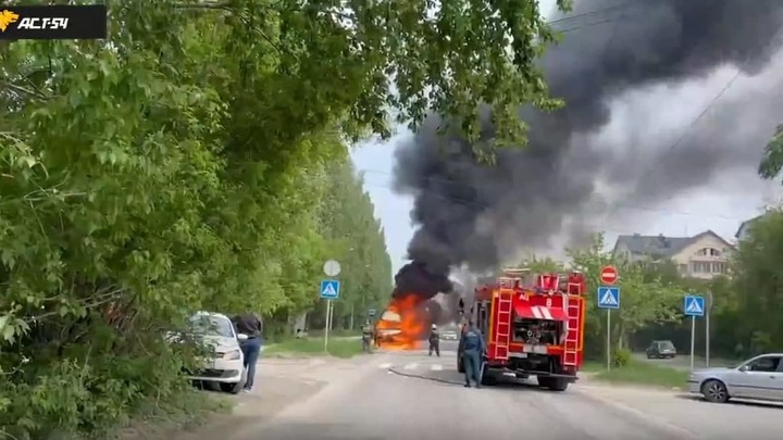 Маршрутное такси с водителем загорелось в Новосибирске