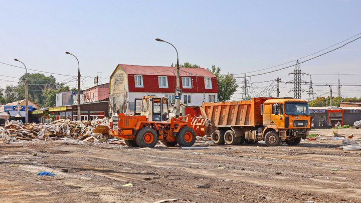 В Самаре для строительства транспортного-пересадочного узла сносят незаконные торговые объекты