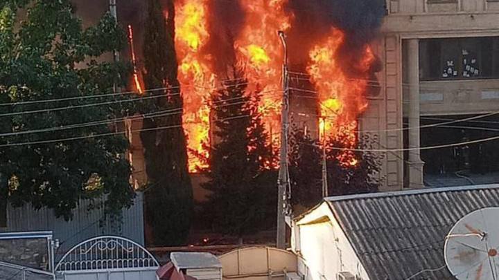 Появилось видео пожара синагоги во время теракта в Дербенте Появилось видео пожара синагоги во время теракта в Дербенте