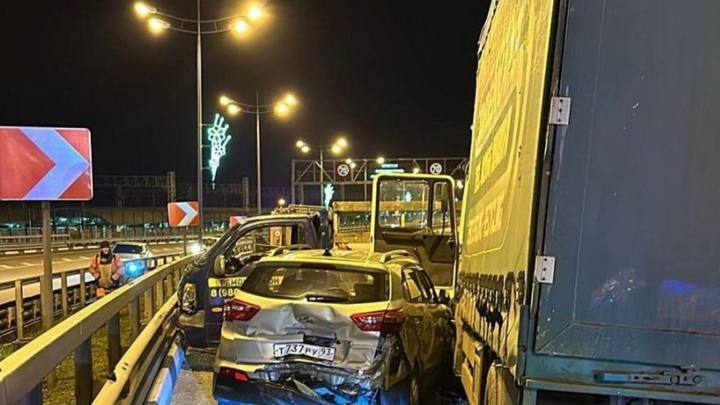 На федеральной трассе в Сириусе столкнулись девять автомобилей
