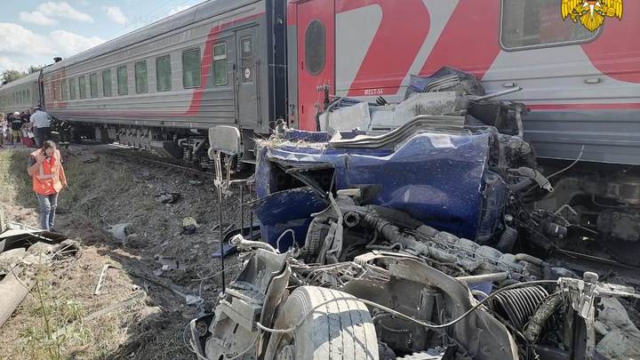 Поезд Ейск-Москва столкнулся м цементовозом