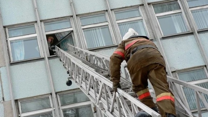 Пожарные спасли ребенка, пенсионерку и еще шесть жителей Читы