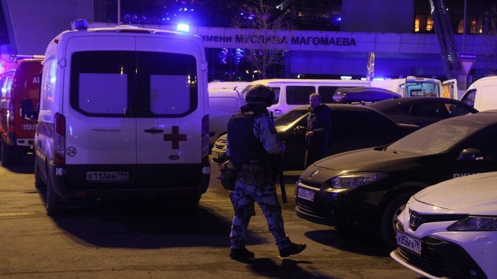 Теракт в Крокусе: Террористы, убегая, бросили оружие - СК