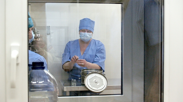 Мазь в носу не поможет: Инфекционист раскрыл самый действенный метод защиты от гриппа