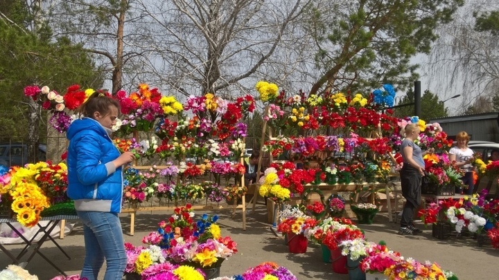 Мэр Челябинска сообщила, когда вывезут мусор с кладбищ