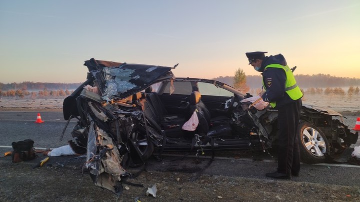 Из-за тумана на трассе Subaru врезалась в грузовик в Свердловской области: двое погибли