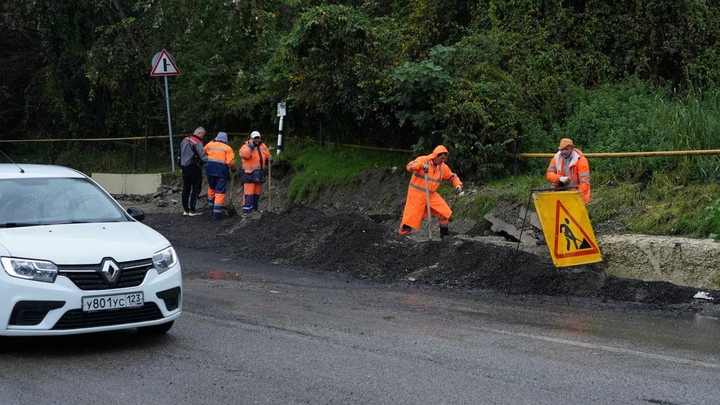 В Сочи утвердили алгоритм по восстановлению дороги А-147 Джубга - Сочи, повреждённой оползнем